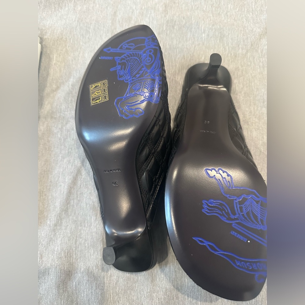 Burberry shoes - Picture 2 of 4